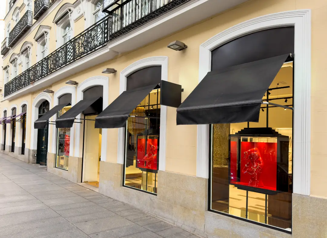Façade vitrine de magasin en aluminium sur mesure à Saint-Julien-de-Concelles